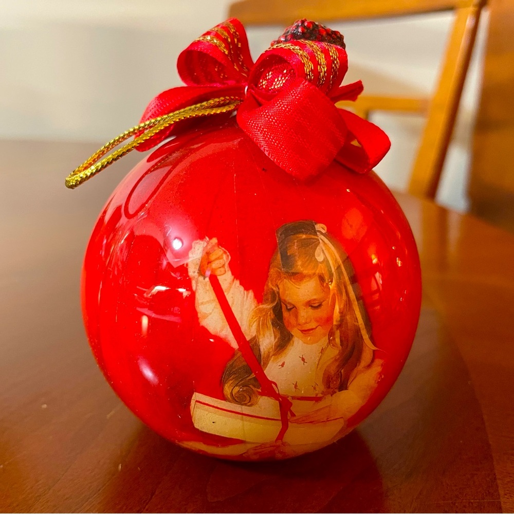 Donald Zoltan “A Gift For Laurie” Pemberton & Oakes Christmas Ornament